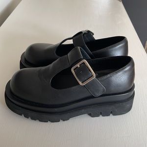 B2 black keebly platform Mary Jane shoes. Size 8